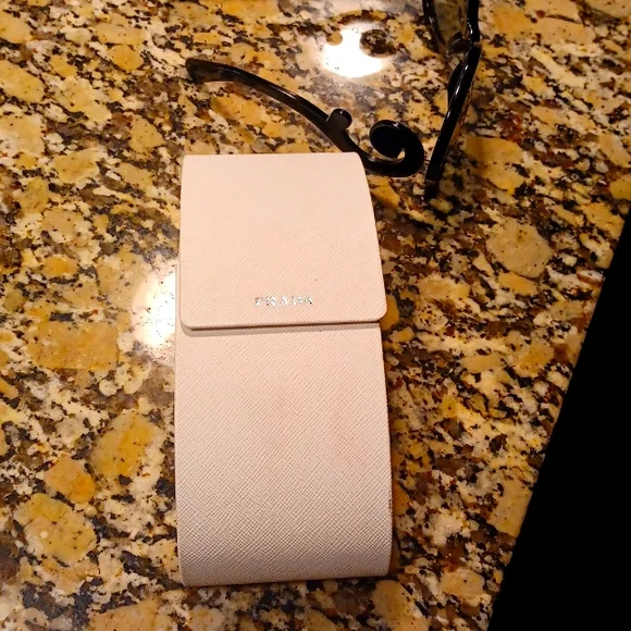 Prada sunglasses - Picture 3 of 5